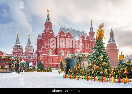 Alberi di Natale vicino al cremlino a Mosca durante il giorno invernale della neve, Russia Foto Stock