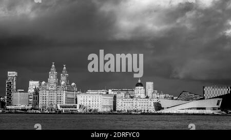 Guardando sopra il fiume Mersey, sul famosissimo lungomare di Liverpool, catturato da Woodside sul Wirral nel dicembre 2020. Foto Stock