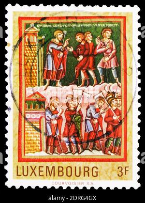 MOSCA, RUSSIA - 10 FEBBRAIO 2019: Un francobollo stampato in Lussemburgo mostra miniature medievali, serie, circa 1971 Foto Stock
