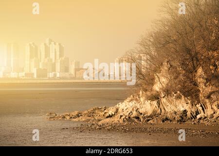 Post-apocalittico paesaggio. Città dopo gli effetti del riscaldamento globale. Cambiamenti climatici concetto. Foto Stock