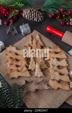 SPEKULATIUS, biscotti natalizi tipici tedeschi su un tavolo festivo Foto Stock