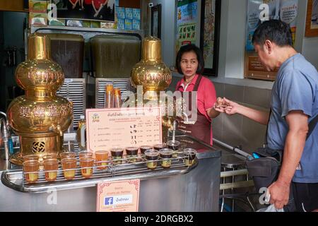 Negozio a Chinatown, Bangkok, Thailandia, vendita di trad. Bevande a base di erbe cinesi: Nero, amarognolo yaa Khom ("medicina amara") e yaa Waan ("medicina delle alghe") Foto Stock