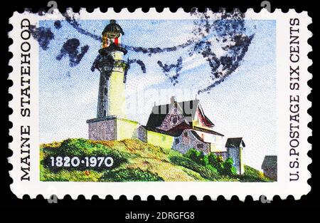 MOSCA, RUSSIA - 10 FEBBRAIO 2019: Un francobollo stampato negli Stati Uniti dedicato alla storia del Maine da 150 anni, mostra 'Lighthouse at Two Lights' di Edward Foto Stock