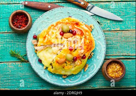 Delizioso formaggio camembert cotto in pasta e pancetta Foto Stock