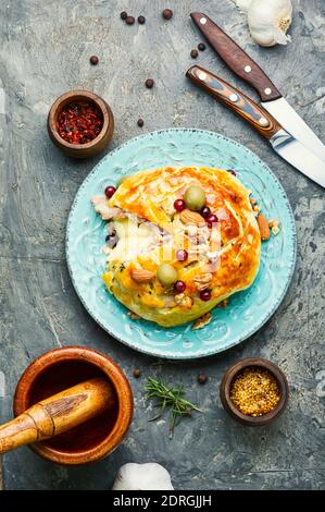 Delizioso formaggio camembert cotto in pasta e pancetta Foto Stock