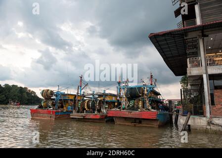 Kuala Sepetang, Malesia- 27 Ott, 2018: Il Kuala Sepetang Jetty con le barche, e il ristorante di pesce è una famosa tappa turistica, Perak, Malesia. - SCE Foto Stock