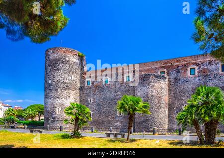 Antico castello medievale reale fortezza con mura in pietra e torri Castello Orso Castello Ursino Regno di Sicilia, noto anche come Castello Svevo di Catania in Foto Stock