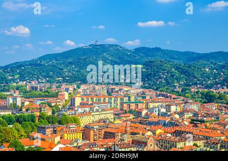 Veduta aerea quartiere di Torino Borgo po e Basilica di Superga Chiesa cattolica in collina da Santa Maria del Monte dei Cappuccini piattaforma, blu s. Foto Stock