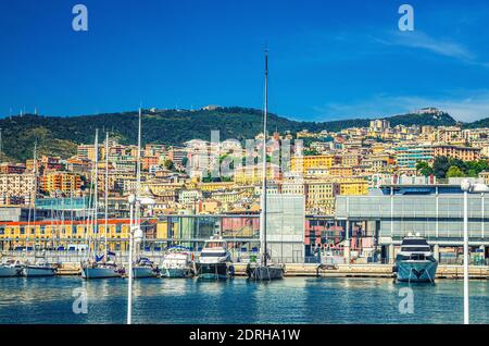 Porto Porto Antico porto con yacht bianchi di lusso nel centro storico Centro della città vecchia Genova Genova con cielo blu in giorno estivo chiaro e collina verde con Foto Stock