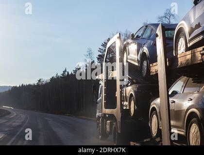 trasporto di auto su semirimorchio su autostrada di campagna Foto Stock
