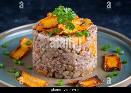 Grano saraceno bollito con carote e cipolle fritte, primo piano. Cibo sfondo. Cibo sano Foto Stock