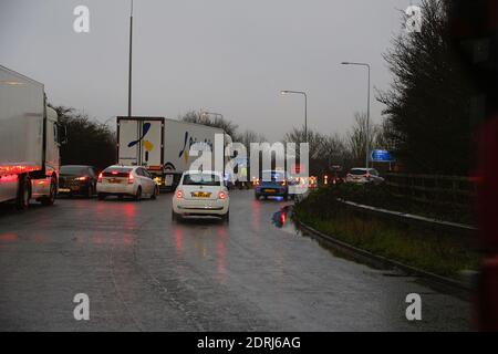 Hythe, Kent, Regno Unito. 21 dicembre 2020. Il governo francese ha chiuso i suoi confini con il Regno Unito causando il caos del traffico sull'autostrada M20. Tutte le entrate dell'autostrada dallo svincolo 8 in giù sono chiuse. Nella foto è raffigurato lo svincolo 11 con gli autocarri parcheggiati nei versetti che non sanno cosa fare. Photo Credit: PAL Media-Paul Lawrenson/Alamy Live News Foto Stock