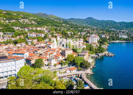 Croazia, bellissima città di Lovran, passeggiata sul mare, vista panoramica aerea sulla costa della baia del Quarnero, popolare destinazione turistica Foto Stock