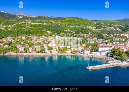 Croazia, bellissima città di Lovran, passeggiata sul mare, vista panoramica aerea sulla costa della baia del Quarnero, popolare destinazione turistica Foto Stock