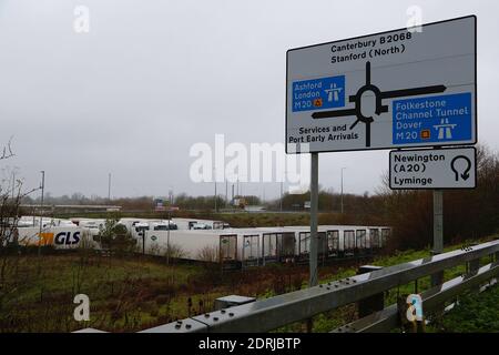 Hythe, Kent, Regno Unito. 21 dicembre 2020. Il governo francese ha chiuso i suoi confini con il Regno Unito causando il caos del traffico sull'autostrada M20. Tutte le entrate dell'autostrada dallo svincolo 8 in giù sono chiuse. Nella foto sono raffigurati i servizi dello svincolo 11 e i primi arrivi del porto che sembravano pieni. Photo Credit: PAL Media-Paul Lawrenson/Alamy Live News Foto Stock