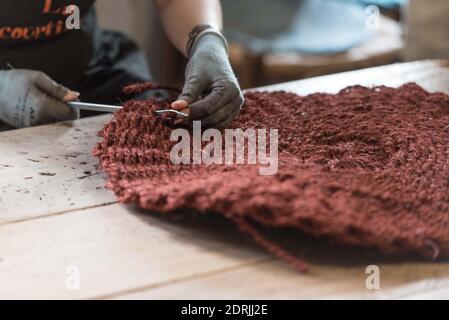 Nyons (Francia sud-est): Scourtinerie, l'ultima fabbrica a produrre i "Scourtins" (dischi in fibra di nylon) dalla Provenza. I "Scourtins" sono filtri utilizzati Foto Stock