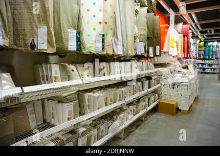 POZNAN, POLONIA - 24 novembre 2013: Variazione delle lenzuola in vendita in un negozio di mobili Ikea Foto Stock