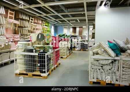 POZNAN, POLONIA - 24 novembre 2013: Cuscini e accessori in vendita in un negozio di mobili Ikea Foto Stock