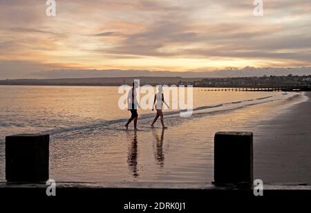 Portobello, Edimburgo, Scozia, Regno Unito. 21 dicembre 2020. Segnando il Solstizio d'inverno Anna e Andrew si tuffano al mattino presto all'alba nel Firth of Forth. Il giorno più breve dell'anno, segnando l'inizio dell'inverno. Credit: Arch White/Alamy Live News. Foto Stock