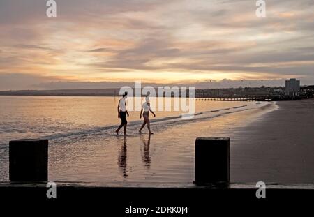 Portobello, Edimburgo, Scozia, Regno Unito. 21 dicembre 2020. Segnando il Solstizio d'inverno Anna e Andrew si tuffano al mattino presto all'alba nel Firth of Forth. Il giorno più breve dell'anno, segnando l'inizio dell'inverno. Credit: Arch White/Alamy Live News. Foto Stock