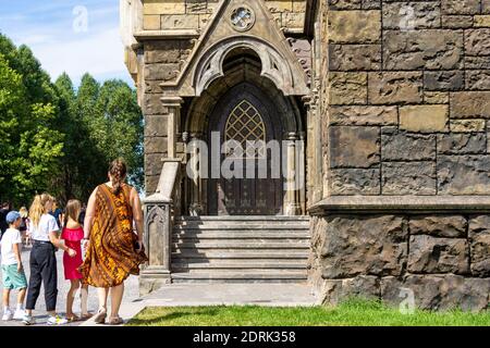 Khryashchevka, Russia, 16 luglio 2020, castello Garibaldi. Bambini con una guida al castello Foto Stock