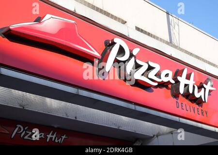 Il logo di Pizza Hut sopra una pizza da asporto a Wokingham, Berkshire, Regno Unito Foto Stock