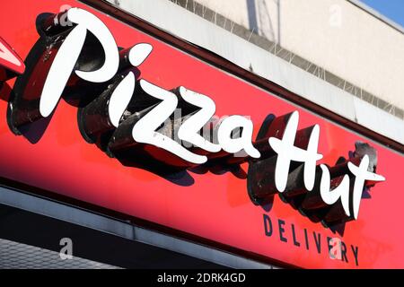 Il logo di Pizza Hut sopra una pizza da asporto a Wokingham, Berkshire, Regno Unito Foto Stock