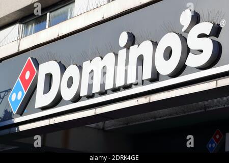 Il logo di Domino sopra una pizza da asporto a Wokingham, Berkshire, Regno Unito Foto Stock