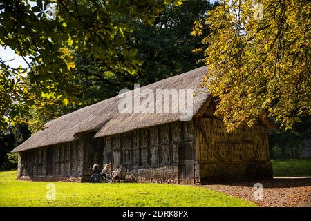 Regno Unito, Galles, Cardiff, St. Fagans, Museo Nazionale di Storia, Stryd Lydan Barn, famiglia che ha picnic al sole Foto Stock