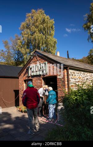 Regno Unito, Galles, Cardiff, St. Fagans, Museo Nazionale di Storia, visitatori all'inizio della C20th Derwen Bakehouse da Aberystwyth Foto Stock