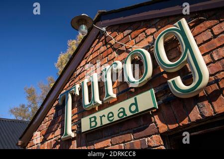 Regno Unito, Galles, Cardiff, St. Fagans, Museo Nazionale di Storia, cartello pubblicitario Turog Bread fuori Derwen Bakehouse da Aberystwyth Foto Stock