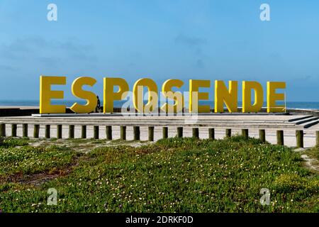 ESPOSENDE, PORTOGALLO - 07 giu 2019: Una bella testa sul colpo delle lettere Espensende scritto vicino alla spiaggia, Portogallo Foto Stock