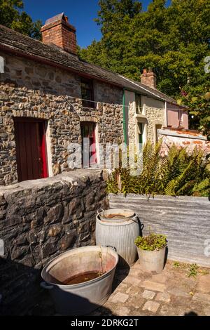 Regno Unito, Galles, Cardiff, St Fagans, Museo Nazionale di Storia, vasca di bambola e bagno di stagno nel cortile posteriore di 1795 Rhyd-y-Car Terrazza, da Merthyr Tydfil Foto Stock