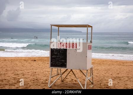 Palm Beach Sydney in un giorno estivo nuvoloso, bagnino senza equipaggio surf salvataggio torre, Australia Foto Stock