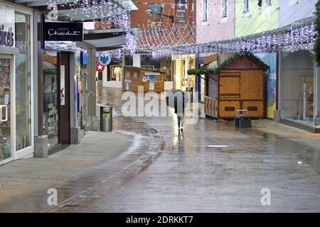 Maidstone, Kent, Regno Unito. 21 Dic 2020. Il Lunedi prima di Natale nel centro della città - quasi tutti i negozi chiusi in una giornata bagnata grigio nella città di Kent paese con uno dei più alti tassi di infezione nel paese. Centro commerciale di Fremlin Credit: Phil Robinson/Alamy Live News Foto Stock