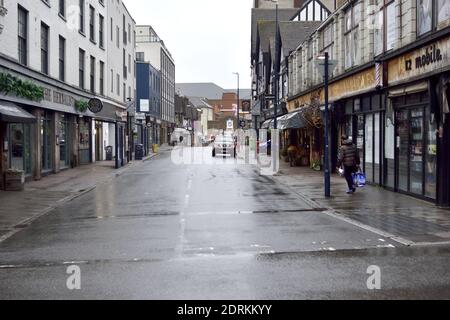 Maidstone, Kent, Regno Unito. 21 Dic 2020. Il Lunedi prima di Natale nel centro della città - quasi tutti i negozi chiusi in una giornata bagnata grigio nella città di Kent paese con uno dei più alti tassi di infezione nel paese Credit: Phil Robinson / Alamy Live News Foto Stock