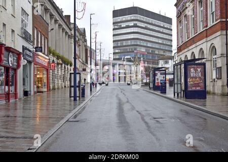 Maidstone, Kent, Regno Unito. 21 Dic 2020. Il Lunedi prima di Natale nel centro della città - quasi tutti i negozi chiusi in una giornata bagnata grigio nella città di Kent paese con uno dei più alti tassi di infezione nel paese. The High Street Credit: Phil Robinson/Alamy Live News Foto Stock