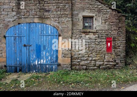 Una casella postale vittoriana in un muro di fienile, Hollinsclough, Peak District National Park, Staffordshire Foto Stock