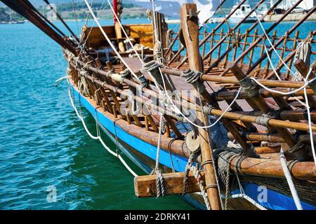 Volos città, Grecia. La mitica nave Argo, replica situata nel porto di Volos, Grecia. Foto Stock