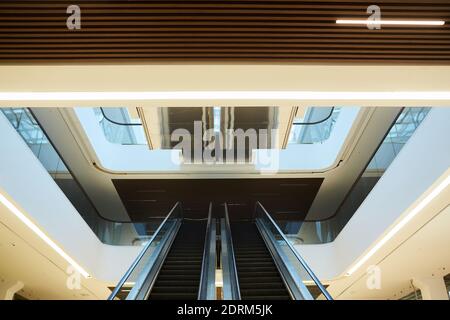 Immagine di sfondo del disegno grafico architettonico della scala mobile nel centro commerciale o nell'edificio dell'ufficio in costruzione, spazio di copia Foto Stock