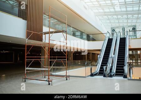 Immagine di sfondo della scala mobile nel centro commerciale o nell'edificio dell'ufficio in costruzione, spazio di copia Foto Stock