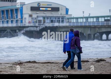 Bournemouth, Dorset. 11 novembre 2014 una giornata di novembre fredda e bagnata sulla spiaggia vicino al molo di Bournemouth. 11 novembre 2014. Foto: Neil Turner Foto Stock