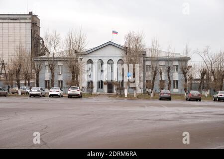 Le auto sono parcheggiate vicino all'edificio del tribunale distrettuale di Uzhursky in tempo piovoso in un giorno d'autunno cupo. Foto Stock