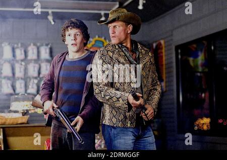 ZOMBIELAND 2009 Sony Pictures con Jesse Eisenberg a sinistra e Woody Harrelson. Foto Stock