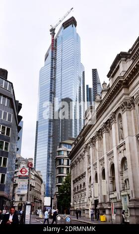 Londra, Regno Unito. 06 settembre 2019. Threadneedle Street con '22 Bishopsgate', il grattacielo più alto del quartiere finanziario. I pali di fondazione del gigante degli uffici alto 278 metri erano già stati fissati nel 2009, e dopo molti ritardi la data ufficiale di completamento è stata fissata per dicembre 2020. Credit: Waltraud Grubitzsch/dpa-Zentralbild/ZB/dpa/Alamy Live News Foto Stock