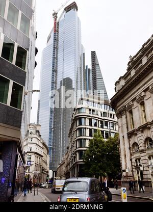 Londra, Regno Unito. 06 settembre 2019. Threadneedle Street con '22 Bishopsgate', il grattacielo più alto del quartiere finanziario. I pali di fondazione del gigante degli uffici alto 278 metri erano già stati fissati nel 2009, e dopo molti ritardi la data ufficiale di completamento è stata fissata per dicembre 2020. Credit: Waltraud Grubitzsch/dpa-Zentralbild/ZB/dpa/Alamy Live News Foto Stock