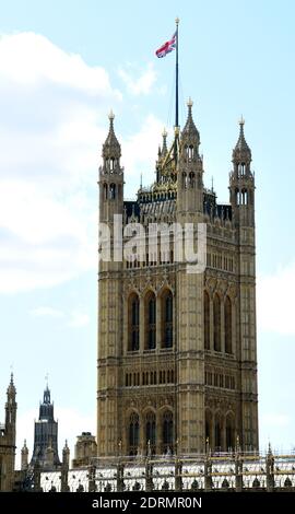 Londra, Regno Unito. 8 settembre 2019. La bandiera della Gran Bretagna vola sul palazzo del parlamento di Westminster. Credit: Waltraud Grubitzsch/dpa-Zentralbild/ZB/dpa/Alamy Live News Foto Stock