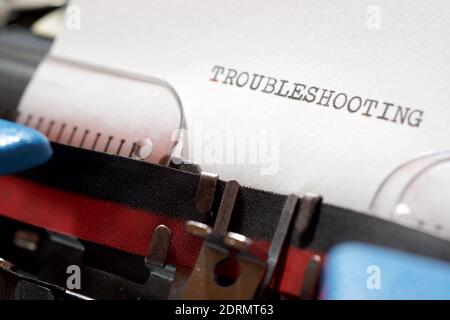 Risoluzione dei problemi relativi alla parola scritta con una macchina da scrivere. Foto Stock