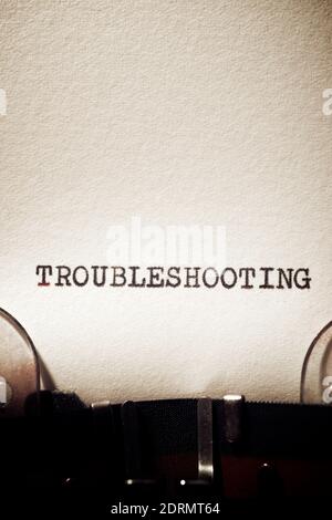 Risoluzione dei problemi relativi alla parola scritta con una macchina da scrivere. Foto Stock