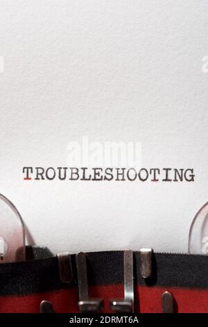 Risoluzione dei problemi relativi alla parola scritta con una macchina da scrivere. Foto Stock